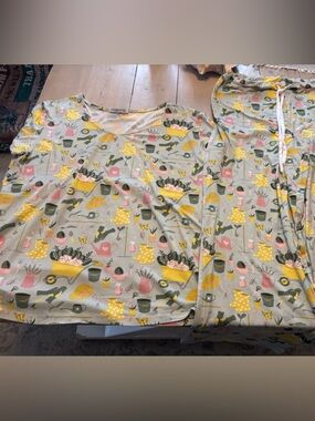 Women's Yellow & Pink Garden Print Pajama Set size Large so soft! No pockets
